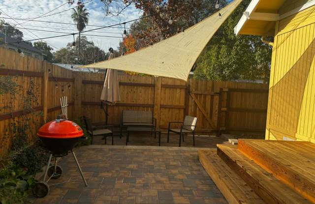 Stylish North Oak Park Bungalow Minutes from UC Davis Medical Center Gallery 3