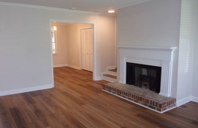 Beautiful 3 Bedroom 2 Bath Ground Level Condo in Tall Oak Villas Gallery 4