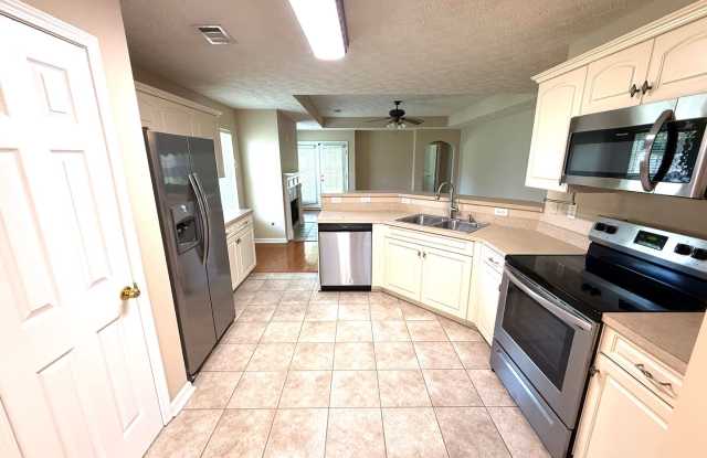 **3 Bed 2 Bath with 2 car garage in Deer Creek** Call our self showing number to schedule a tour 334-366-9198 Gallery 4