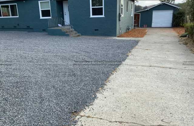 Country property minutes from downtown Petaluma Gallery 3