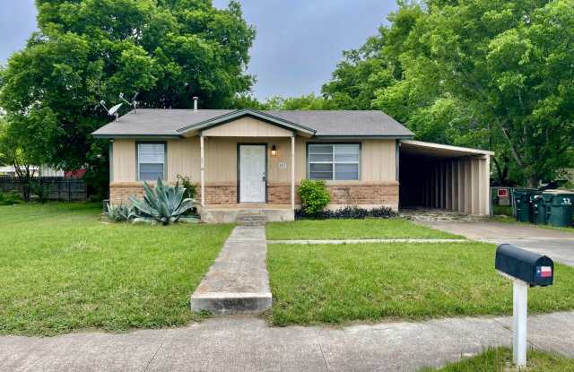 2 Bedroom, 1 Bathroom home + Large Yard and Carport photos photos