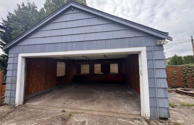 3 bedroom home on large lot in South Park Gallery 3