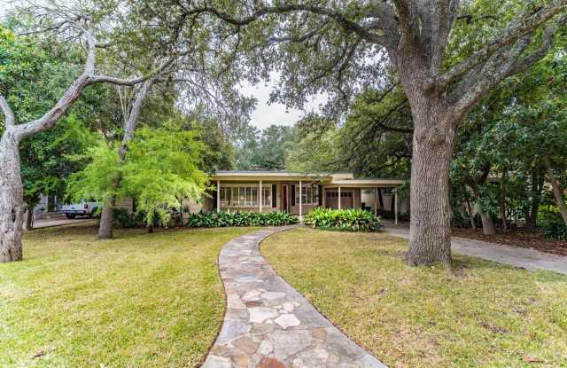 3-BEDROOM MID-CENTURY IN ALAMO HEIGHTS - 136 West Fair Oaks Place, Alamo Heights, TX 78209