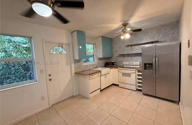 1104 N 17th Ct Gallery 2