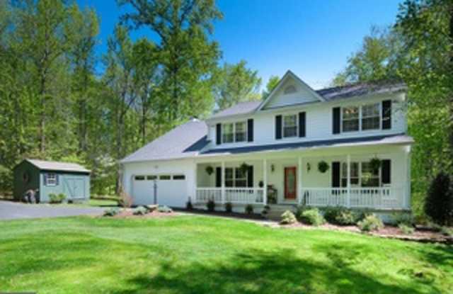 6 BEDROOM -MAGNIFICENT 10 ACRES OF PRIVACY - ONLY 5 MINS TO VRE - STAFFORD FARMHOUSE photos photos