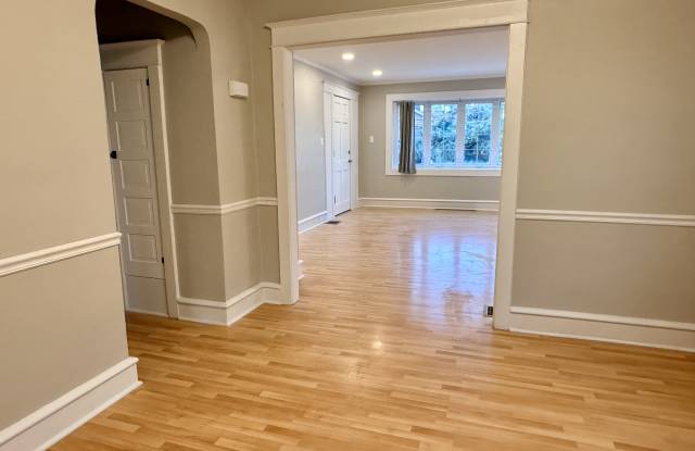 117 East Holly Gallery 2