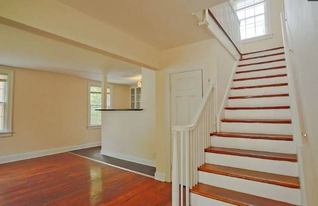 2026-2027 School Year / 8 Bdrm / 3 Bath Steps from UVA Campus photos photos