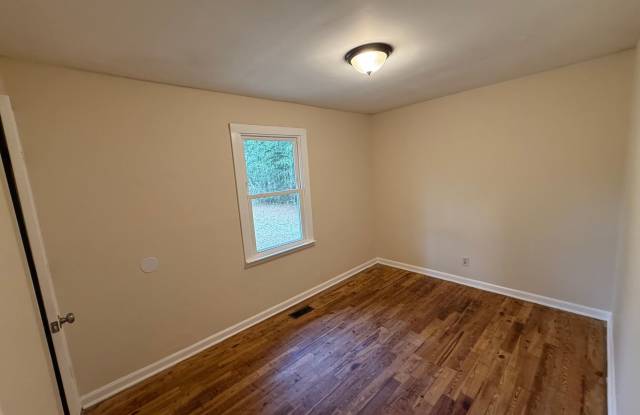 3 Bedroom 1 Bath on 2 Acres Newnan, Ga Gallery 4