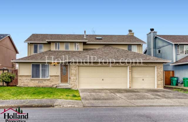 Beautiful 4 Bedroom Home in Excellent Beaverton Location! - 17411 Southwest Nazaneen Drive, Washington County, OR 97006