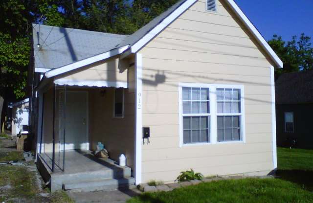 3 bedroom, 1 bath house. - 912 North 7th Street, Columbia, MO 65201