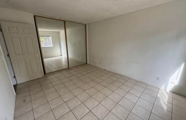 Spacious Halfplex in Florin's Duplex Village Gallery 4