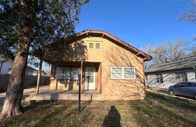 $1150- 3 bed 1 bath - Single Family Home with a fenced back yard! photos photos