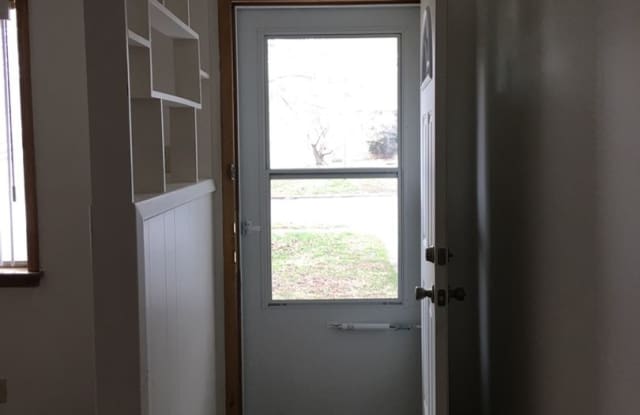 Conveniently located 2 Bedroom, 1 bath, 1 car garage duplex Gallery 4