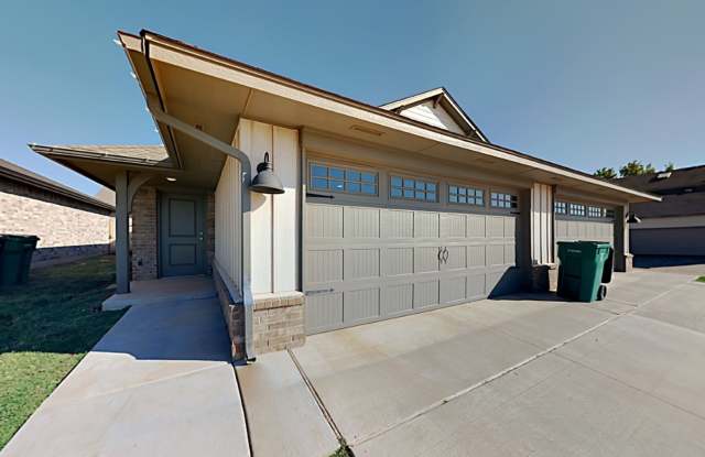 2 Bedroom 2 Bathroom 2 Car Garage Duplex Close to Broadway Extension, a short distance from Edmond and easy access to downtown OKC photos photos