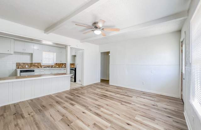 Great 2 Bedroom 1 Bathroom House conveniently located! photos photos