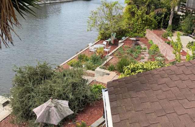 Spacious Apartments in the Desirable Bronze Coast Neighborhood photos photos