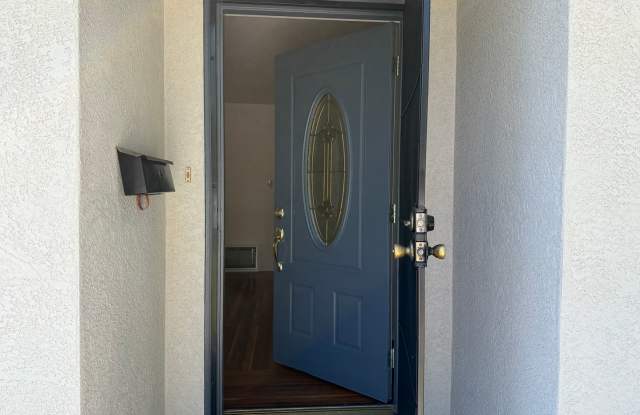 Charming Bungalow in established neighborhood! Gallery 4