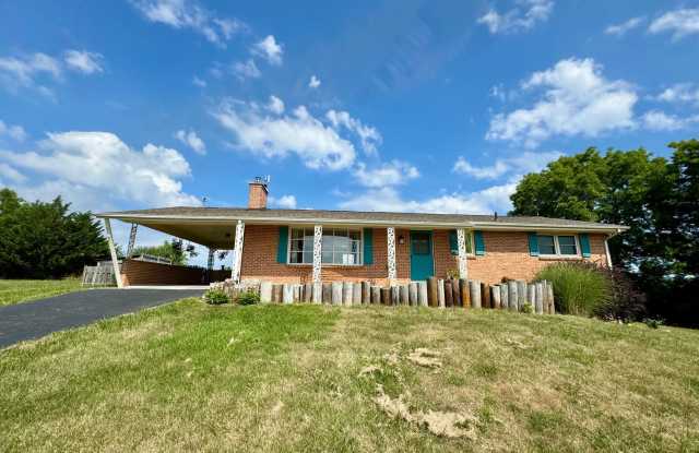 Three Bedroom with Mountain Views And Fenced Yard Moments from Downtown Christiansburg Gallery 1