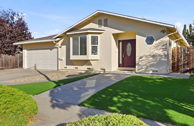 Available Now! Bright Single-Story Ranch with Updated Kitchen and Skylit Family Room Gallery 4