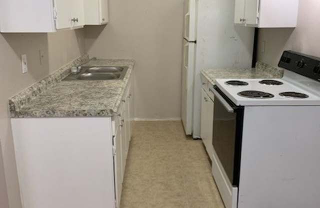 *HUD ACCEPTED* 2/1 Downstairs Fourplex with Water Included Gallery 4