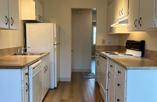 2 Bed • 1 Bath, Upstairs Unit - Updated Flooring Gallery 1