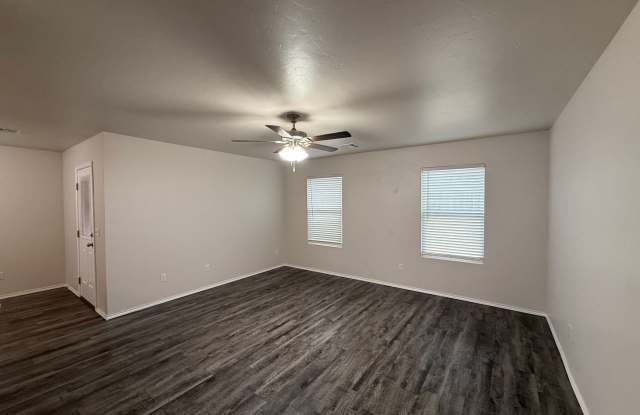 Beautiful Spacious 3 Bedroom Home in Mustang School District Gallery 3