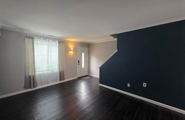 2425 Arbor Ct Gallery 2