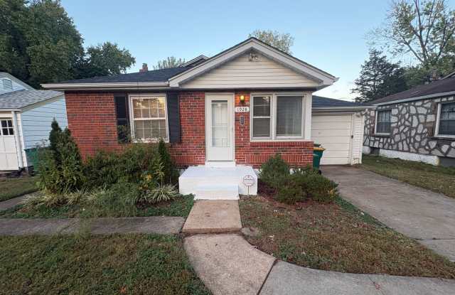 Charming, Updated 2 Bed/ 1 Bath Gallery 1