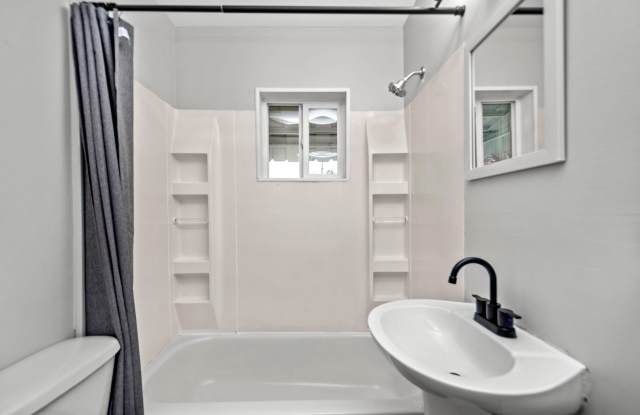 Beautiful 3 bedroom home in Munhall available November 1! Gallery 3