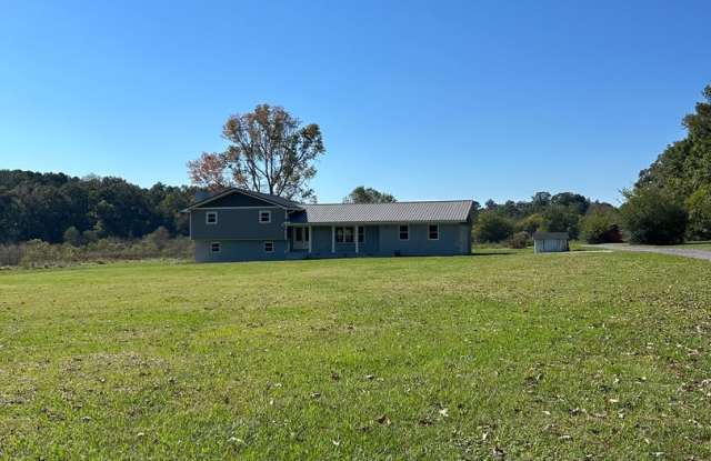 Spacious 6-bedroom, 3-bathroom home! Gallery 1