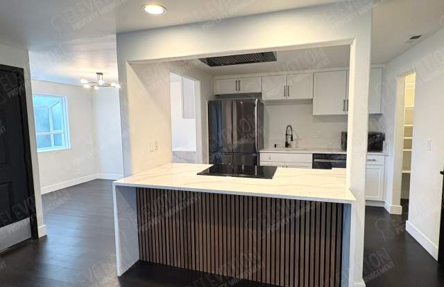Downtown Corner Condo 1 BR - 1.5 BA Gallery 4