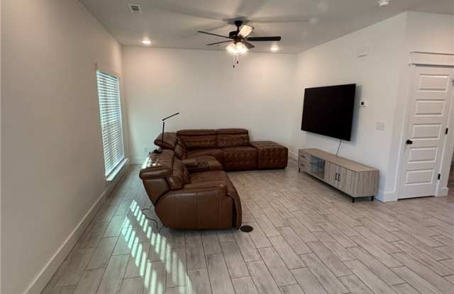 2161 Bluebonnet Lane Gallery 2