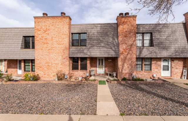 Beautifully Maintained Townhome with Fantastic Amenities photos photos