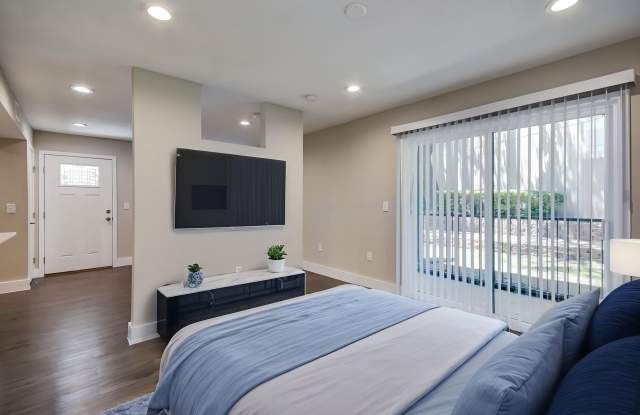 Available: remodeled 1 bed / 1 bath with luxury amenities Gallery 3