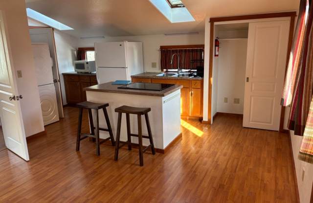 Above Garage 1 Bd with W/D in Unit! photos photos