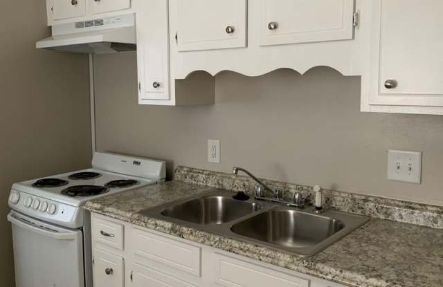 7 minutes away from Bank of America Stadium!! Move in Ready photos photos