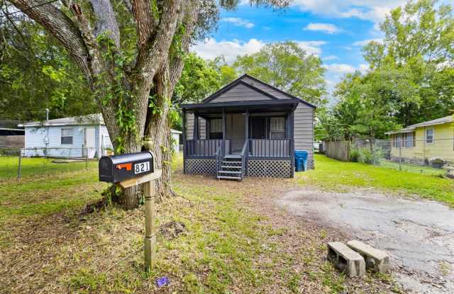 Spacious 3bdrm/1bath Home with large yard $1600.00 ** Ready BY 6/1/2025***Movein by June 15th and get 1/2 of July Rent photos photos