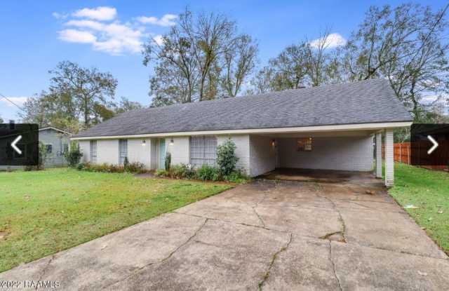 3 bed 2 bath rental - 216 South Demanade Boulevard, Lafayette, LA 70503