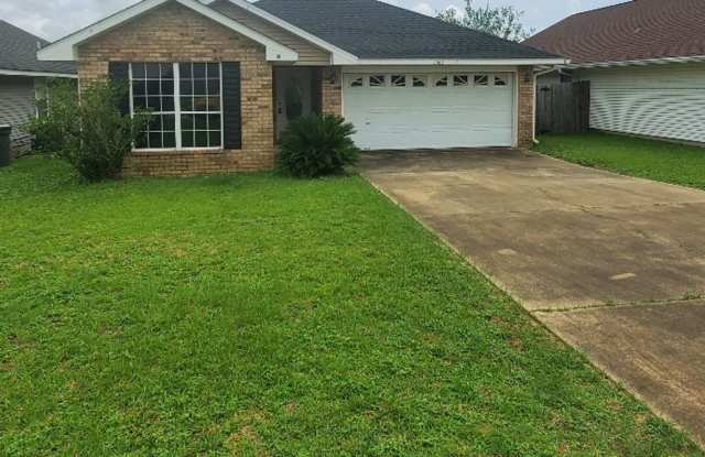 Large 3/2 Split Floor Plan Home w/ Vaulted Ceilings! - 5008 Antoine Place, West Pensacola, FL 32505