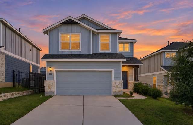 Charming 3BR House in Manor Gallery 1