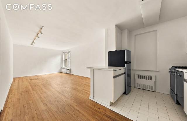 200 E 28th Street Gallery 1
