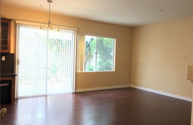 2802 N SHEFFIELD Drive UNIT D Gallery 4