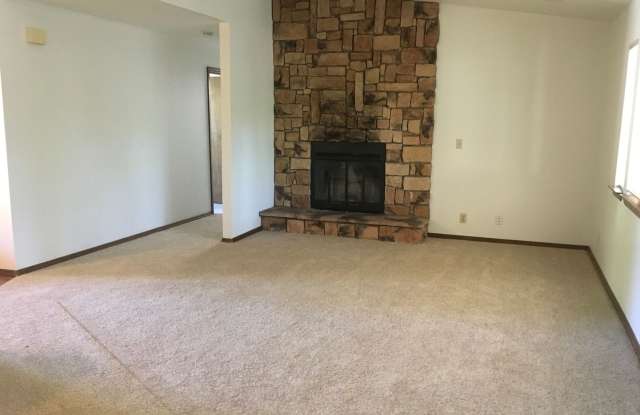 Arroyo Manor 3 Bedroom- Large Fenced Yard! Gallery 3