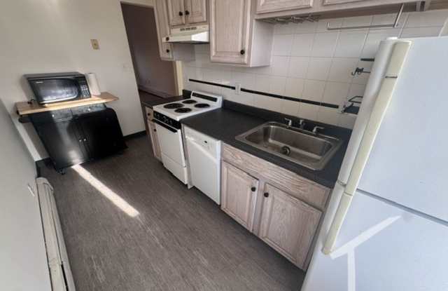 $2,400 Brighton 1-Bedroom Near Cleveland Circle | Heat & Hot Water Included | Available Now Gallery 3