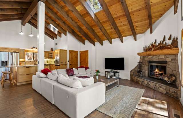 900 Donna Drive: The Ultimate Winter & Ski Season Retreat Gallery 4