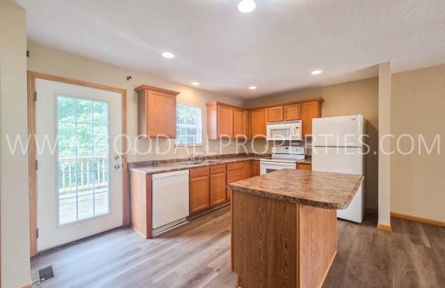 Price reduction!! 2-Bedroom, 2.5-Bath Urbandale Townhome with Attached 2-Car Garage Gallery 3
