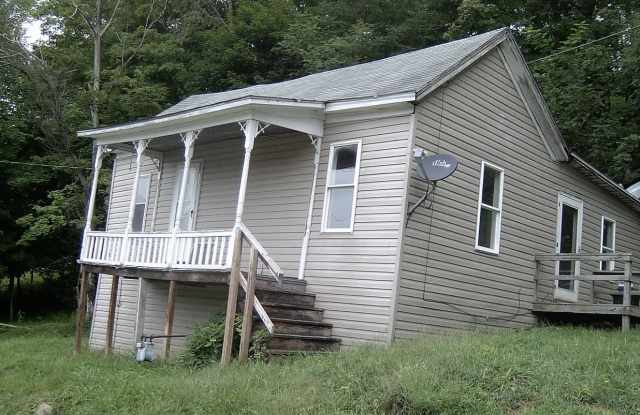 1009 E 1st St - 1009 East 1st Street, Mannington, WV 26582