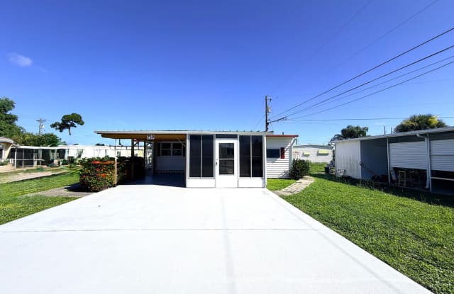 FIRST MONTH RENT FREE! 2/1.5 IN N. FT. MYERS QUIET COMMUNITY! photos photos