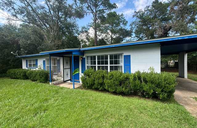 Single Family House in great location 3 Bedroom/ 1 Bath - 830 Apache Street, Tallahassee, FL 32301
