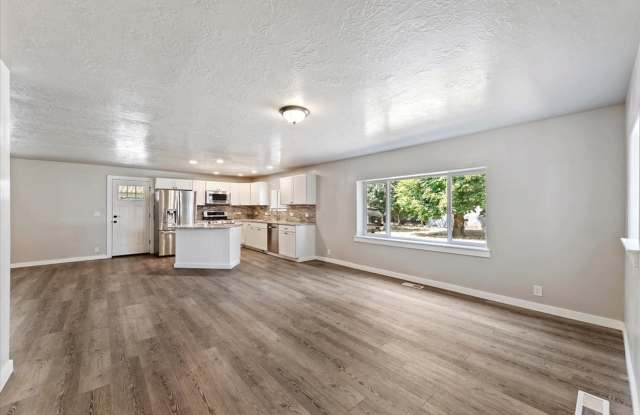 Spacious Middleton Home, Utilities & Lawn Care Included for $300/month Gallery 4